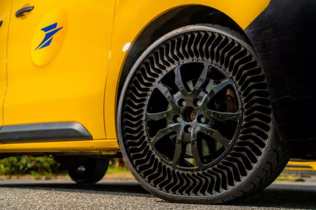 La Poste teste les pneus Uptis sans air de Michelin, une première en Europe