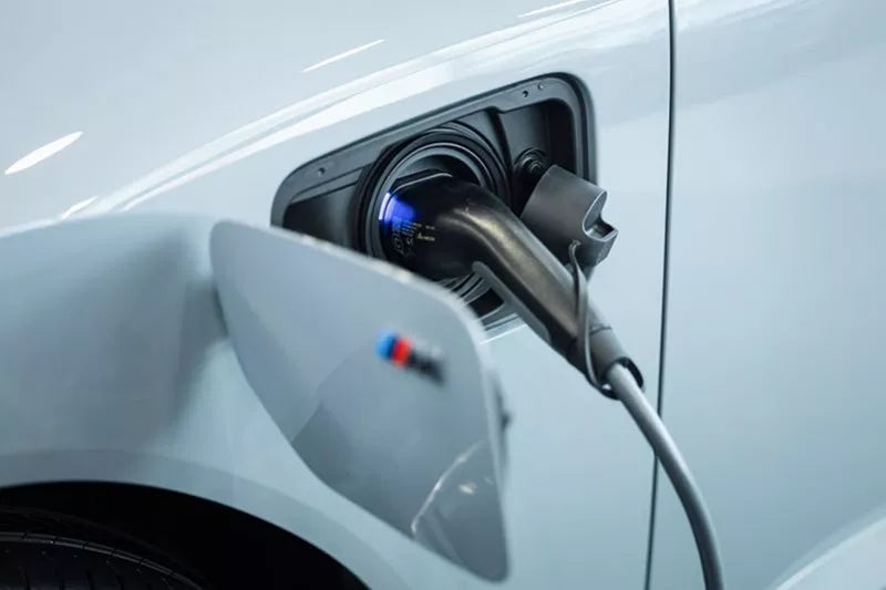 Recharge ultra-rapide : BMW passe à la vitesse supérieure avec le 800V