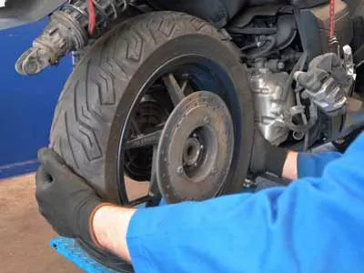 Avec la RMT, déposez vous-même la roue arrière de votre scooter
