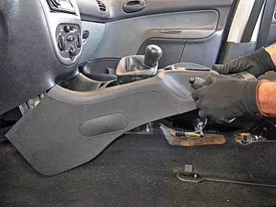 Avec la RTA, déposez facilement la console de plancher de votre véhicule