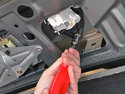 Comment remplacer la commande d'ouverture du hayon de votre voiture ?