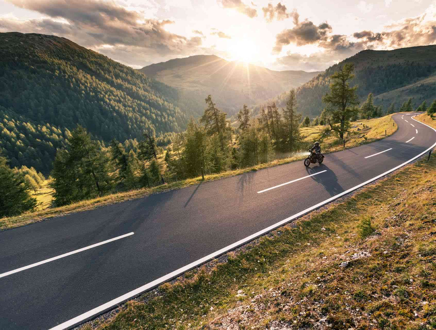Motard sur route dans la montagne